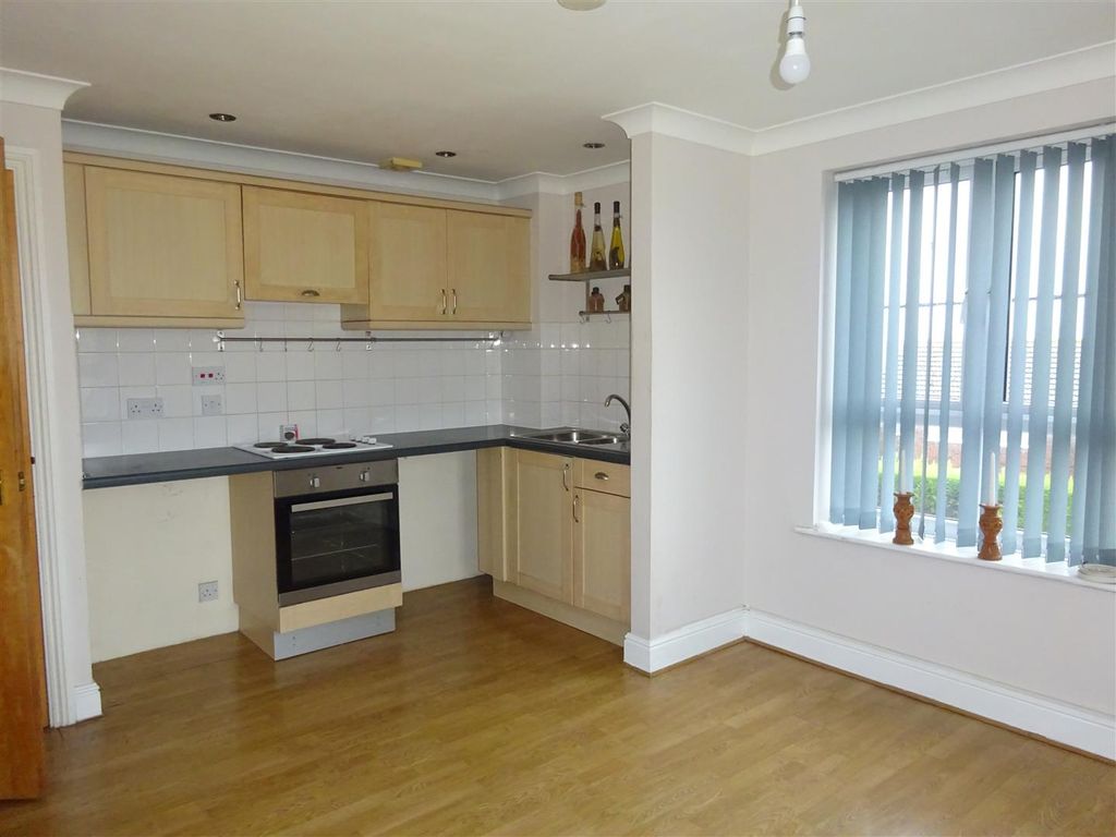 2 bed flat to rent in Mountfield Road, Littlestone, New Romney TN28, £