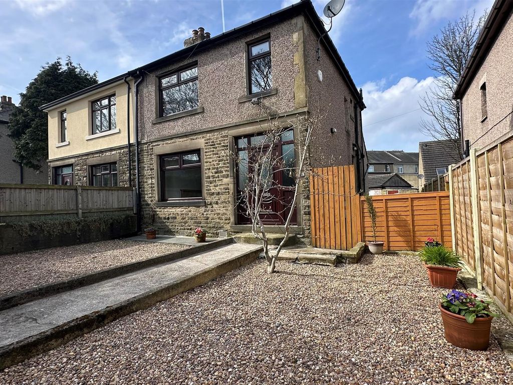 3 bed semidetached house for sale in Bradford Road, Idle, Bradford