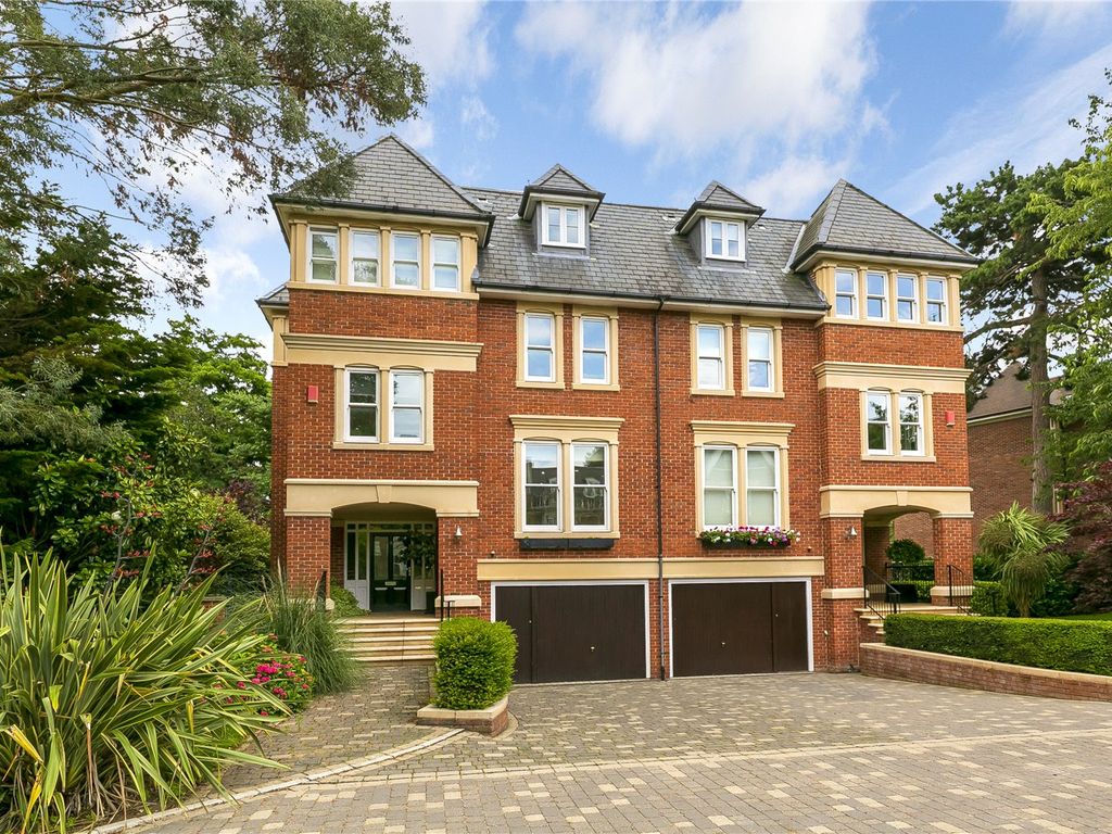 5 bed detached house to rent in Martineau Drive, Twickenham TW1, £8,000