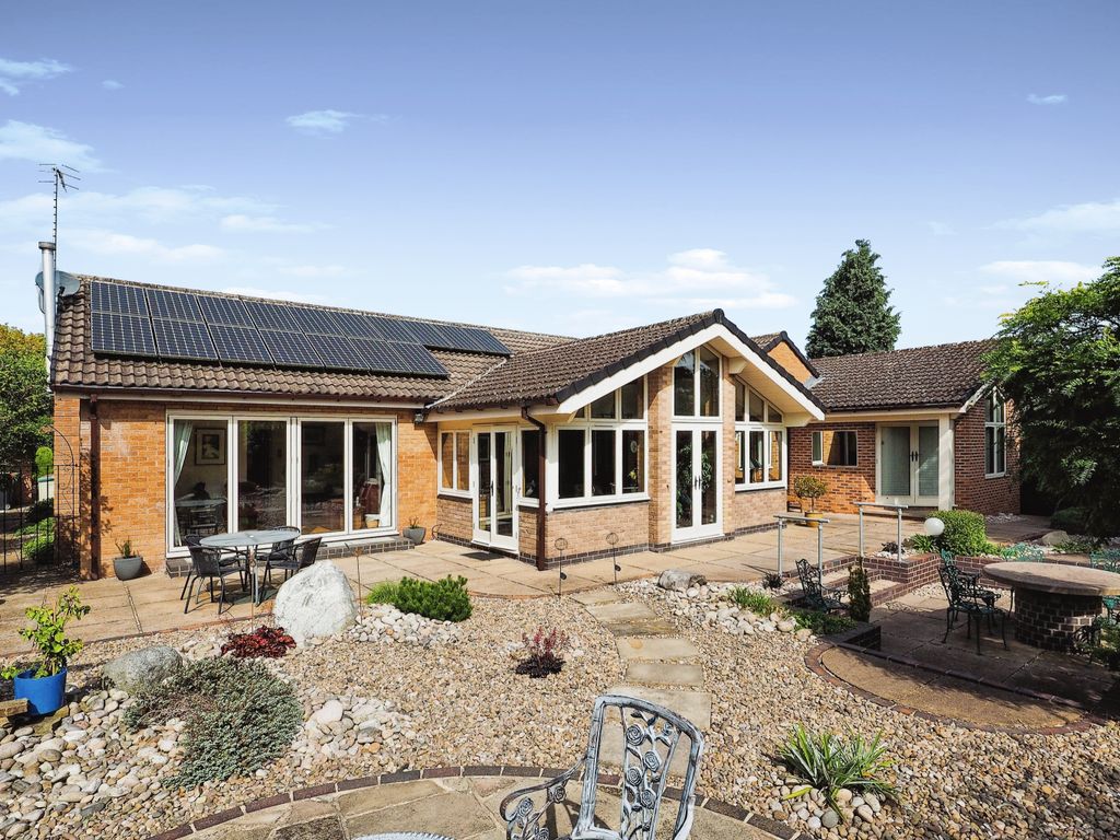 3 bed bungalow for sale in Eagle Close, Beeston, Nottingham
