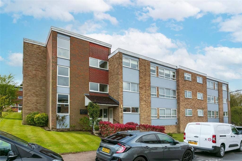 2 bed flat to rent in Lower Tub, Bushey, Hertfordshire WD23, £1,800 pcm