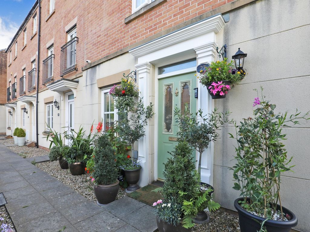 4 bed end terrace house for sale in Phoenix Way, Heath, Cardiff CF14