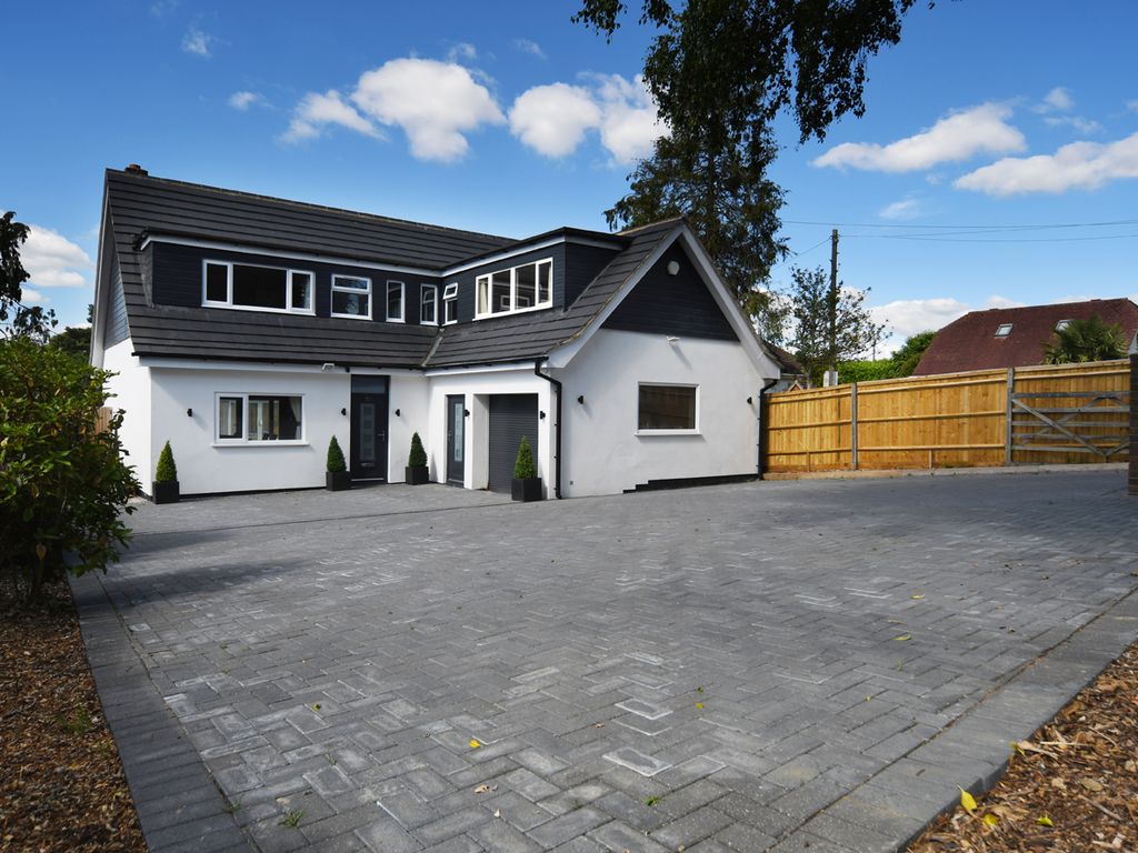 5 bed detached house for sale in Warsash Road, Locks Heath, Southampton