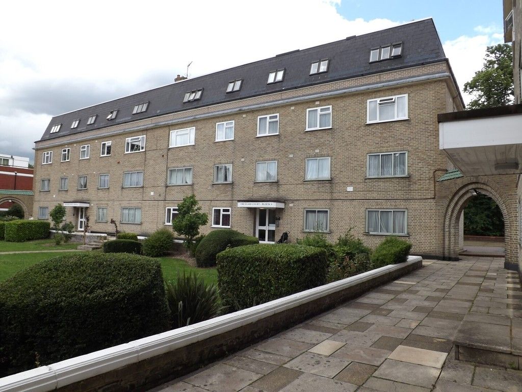 2 bed flat for sale in Orchard Court, Stonegrove, Edgware HA8, £310,000