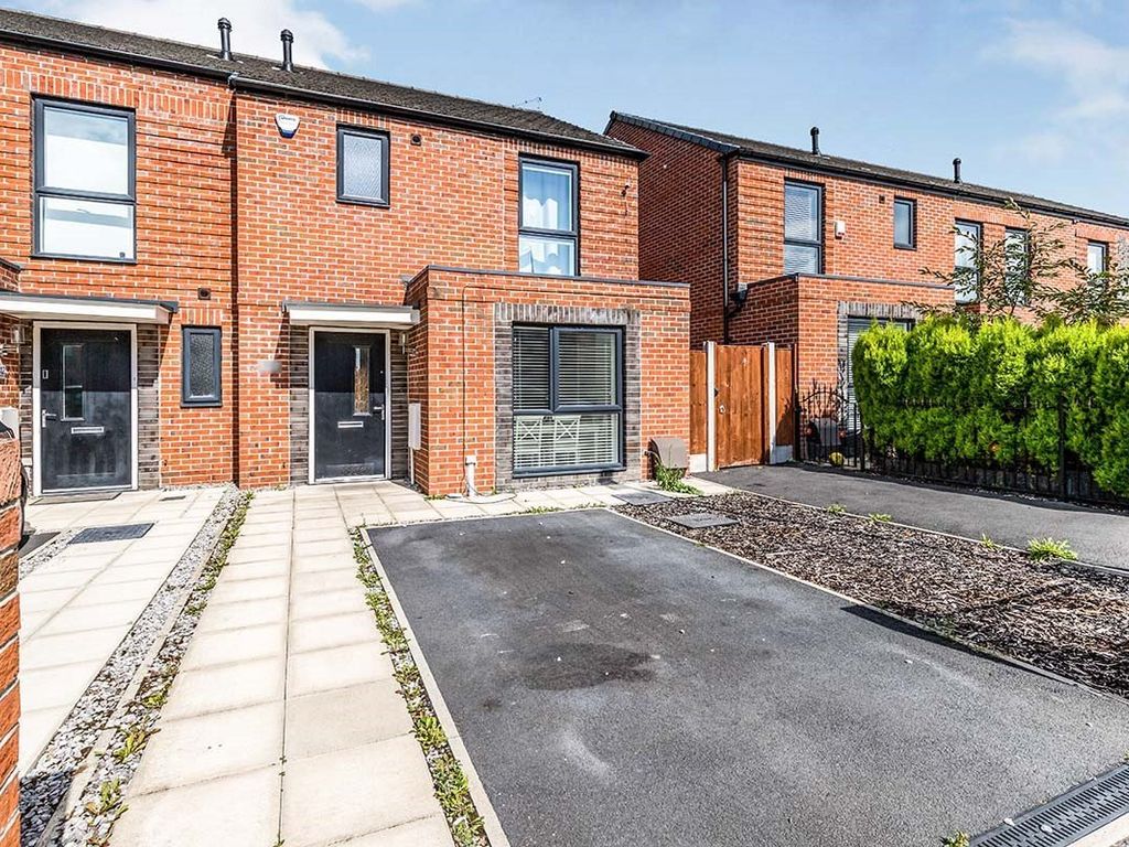 3 bed semidetached house to rent in Garforth Avenue, Manchester M4