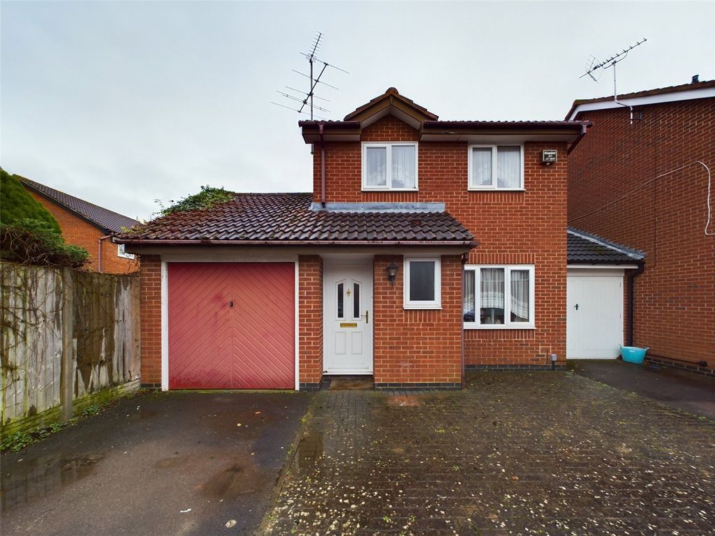 3 bed linkdetached house for sale in Foxleigh Crescent, Gloucester