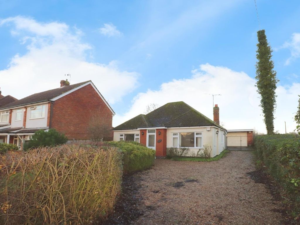 3 bed detached bungalow for sale in Nuneaton Road, Bulkington, Bedworth