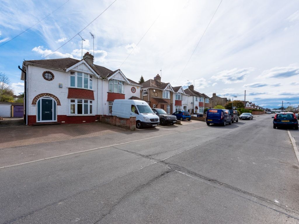 3 bed semidetached house to rent in Westmorland Avenue, Luton LU3, £