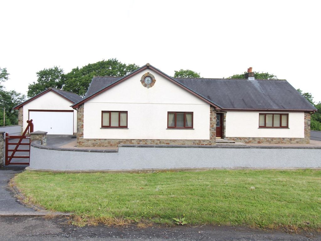 3 bed detached bungalow for sale in Maerdy Road, Betws, Ammanford SA18