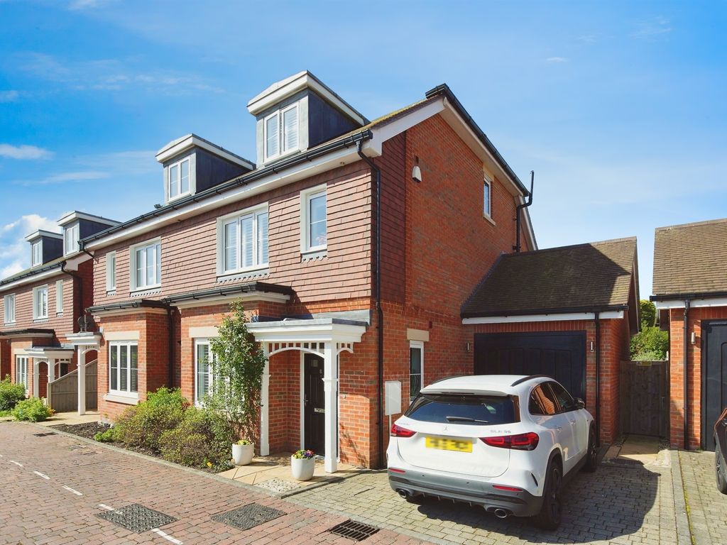 4 bed semidetached house for sale in Beacon Close, Rottingdean