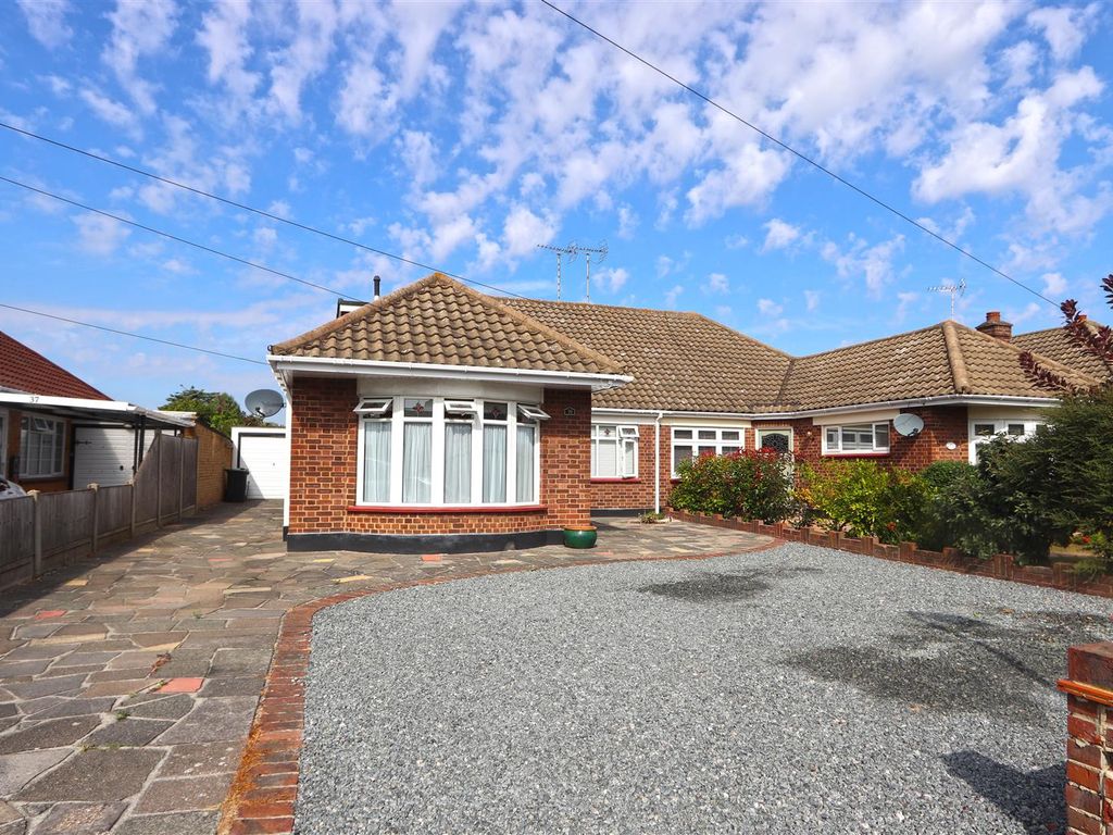 5 bed property for sale in Wyatts Drive, SouthendOnSea SS1, £550,000
