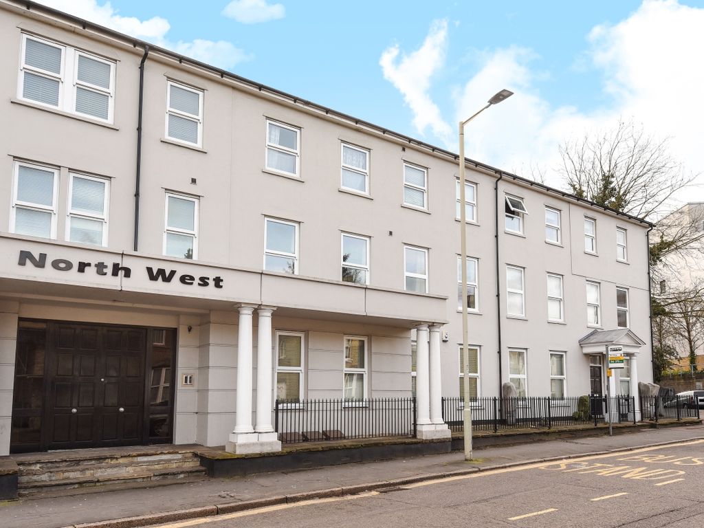 1 bed flat to rent in Woodford Road, Watford WD17, £1,250 pcm Zoopla