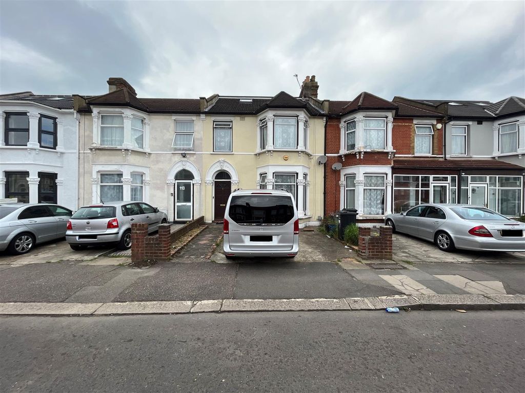5 bed terraced house to rent in Cambridge Road, Seven Kings, Ilford IG3