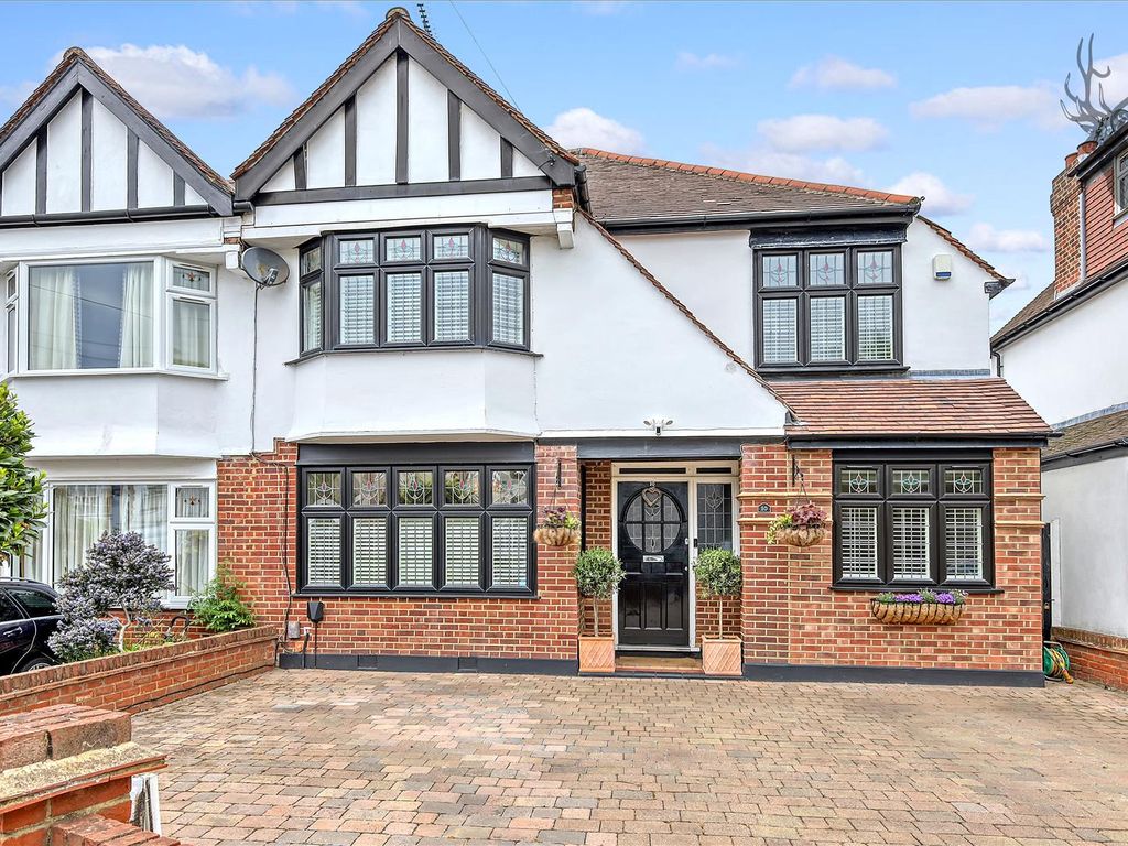 4 bed property for sale in Lambourne Gardens, London E4 Zoopla