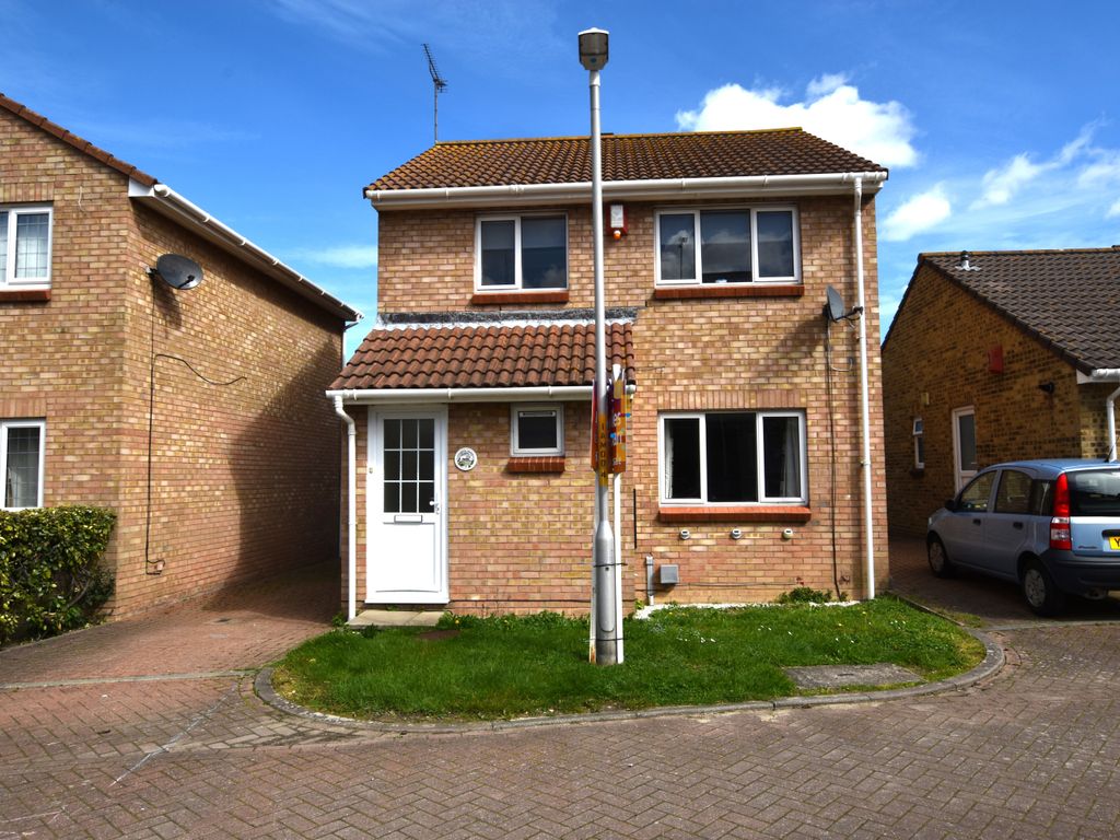 3 bed detached house to rent in Ivychurch Gardens, Cliftonville