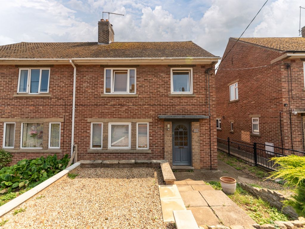 3 bed semidetached house for sale in Gordon Road, Oundle, Peterborough