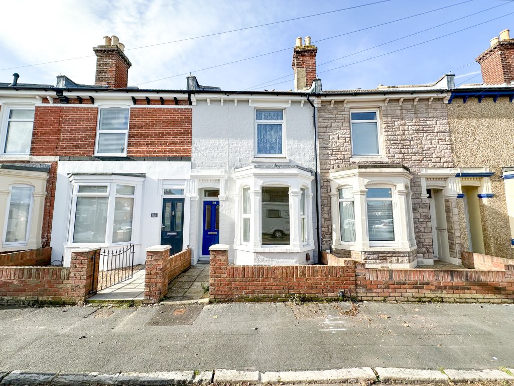 2 bed terraced house to rent in Kings Road, Gosport PO12, £1,150 pcm