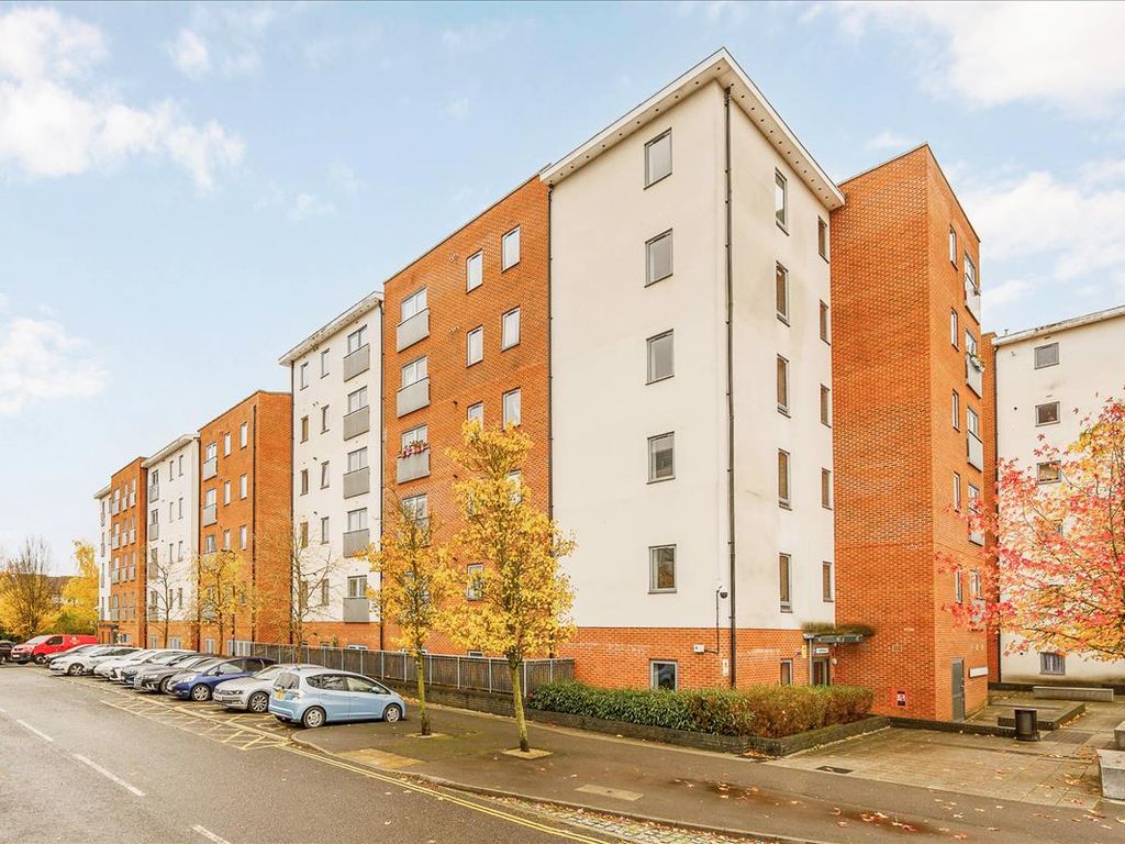 2 bed flat for sale in Harborough House, Taywood Road, Northolt UB5, £