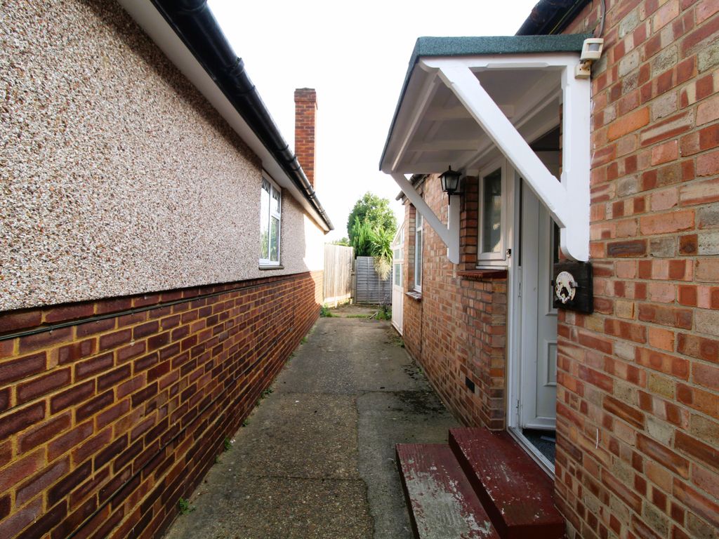 4 bed detached house to rent in Micawber Avenue, Uxbridge UB8, £2,200