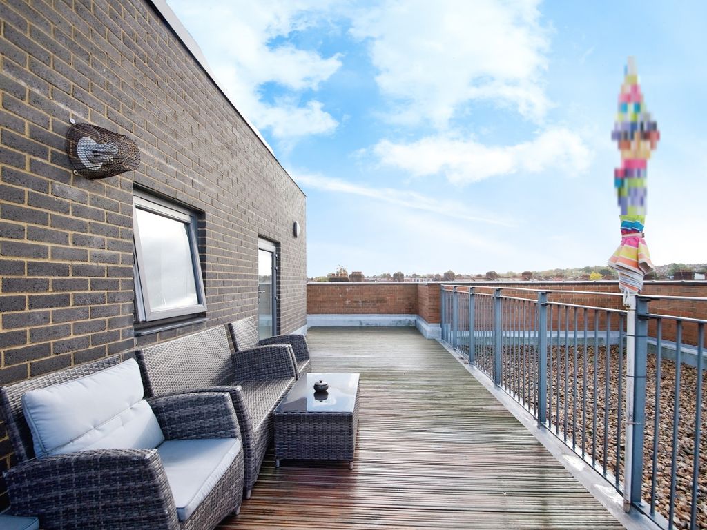 2 bed flat for sale in Telford Road, London N11, £425,000 Zoopla