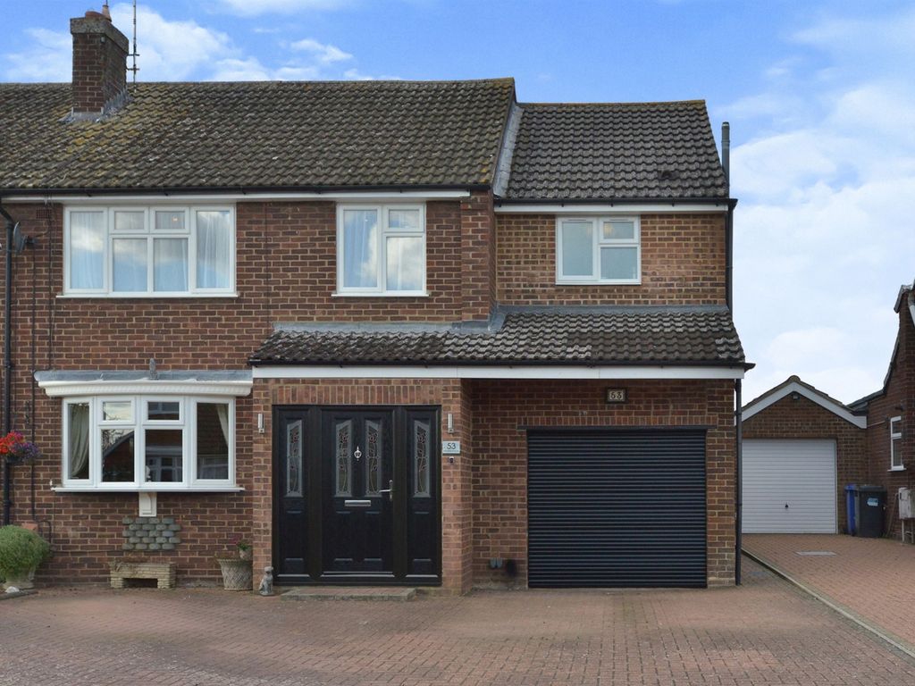 4 bed semidetached house for sale in Westfield Avenue, Deanshanger