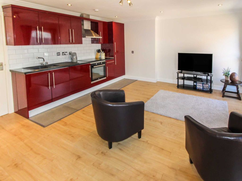 2 bed flat for sale in Park Street West, Luton LU1, £130,000 Zoopla