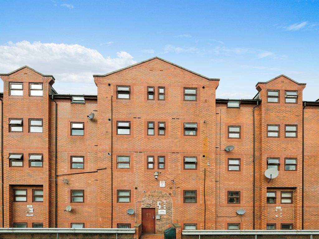 3 bed flat for sale in Belle Vue Road, Hyde Park, Leeds LS3, £120,000