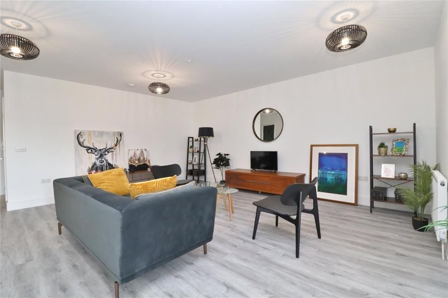 2 bed flat to rent in Chertsey Road, Woking GU21 Zoopla