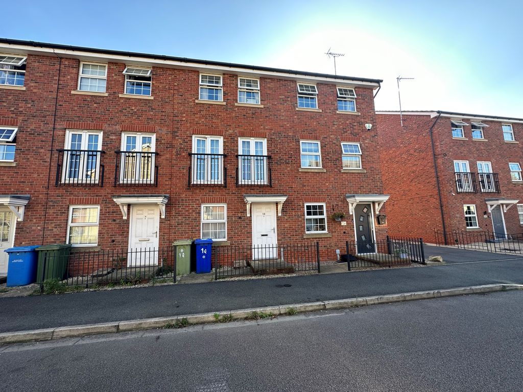 4 bed town house for sale in Pingle Close, Shireoaks, Worksop S81, £