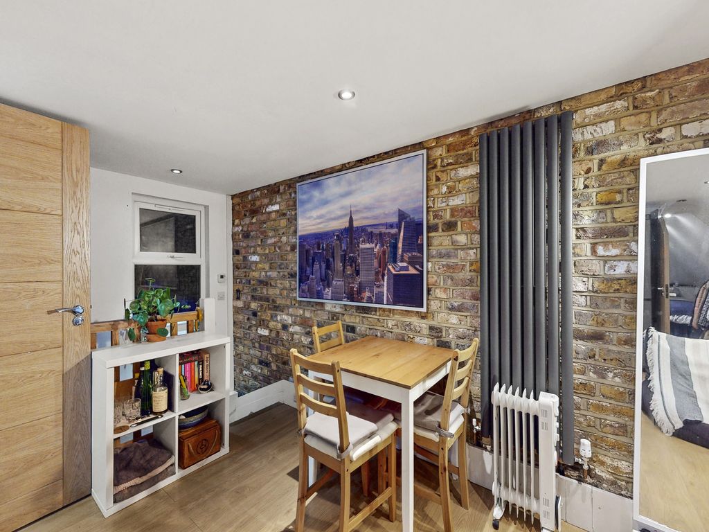 1 bed flat to rent in Aston Road, Ealing W5, £1,675 pcm Zoopla