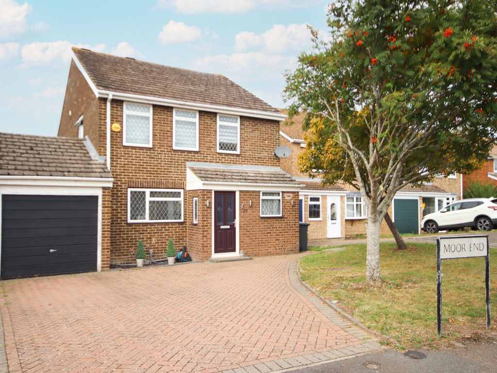4 bed linkdetached house for sale in Moor End, Holyport, Maidenhead