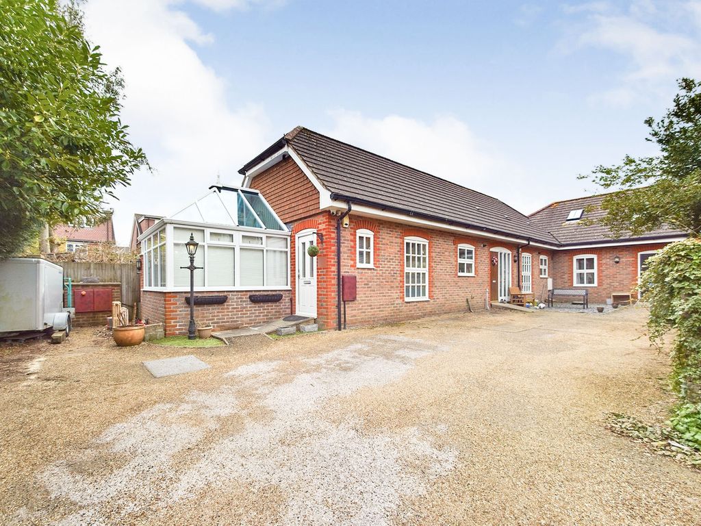 1 bed mews house for sale in Kempshott Mews, Kempshott Road, Horsham