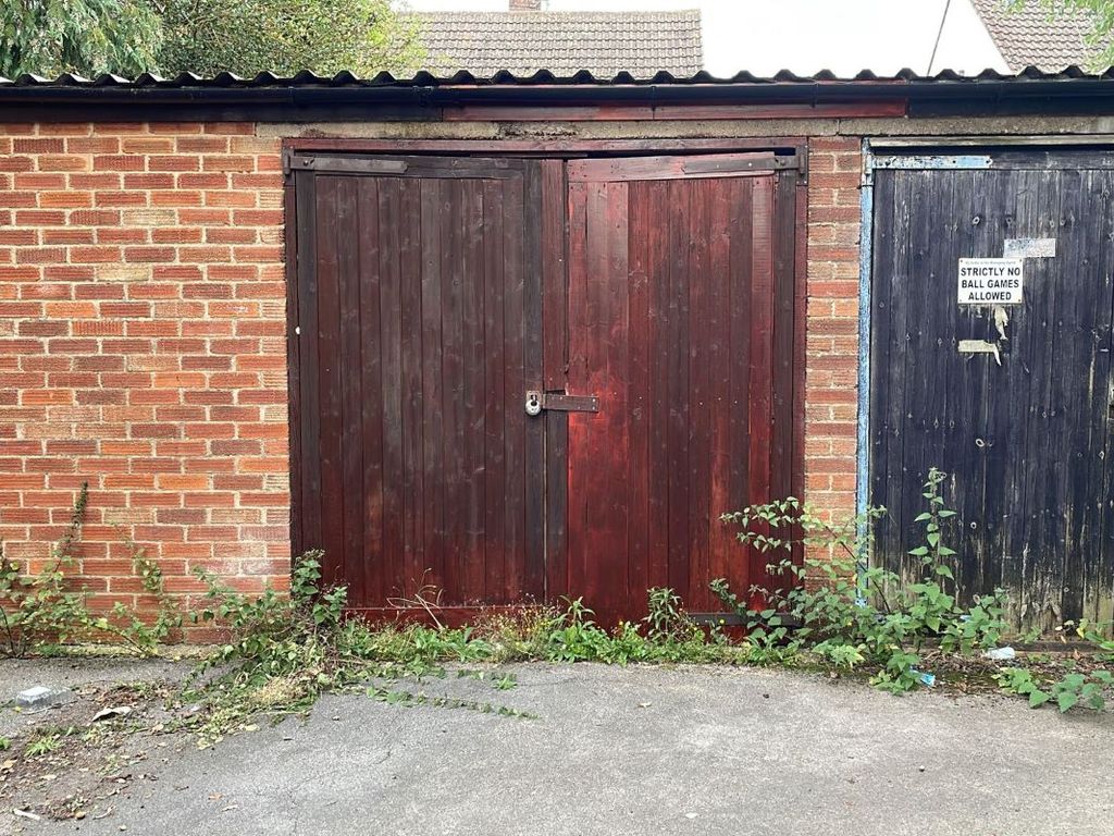 Parking for sale in Garage 3 At 4551 Ravensbourne Drive, Woodley, Reading RG5, £5,000 Zoopla