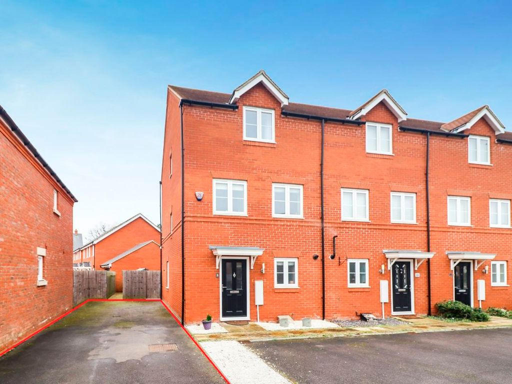 4 bed end terrace house for sale in King Avenue, Bedford MK40, £