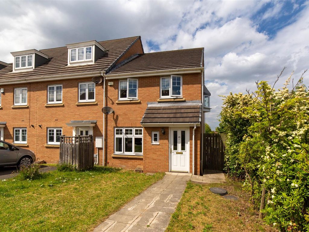 3 bed end terrace house for sale in Cosgrove Court, The Ministry