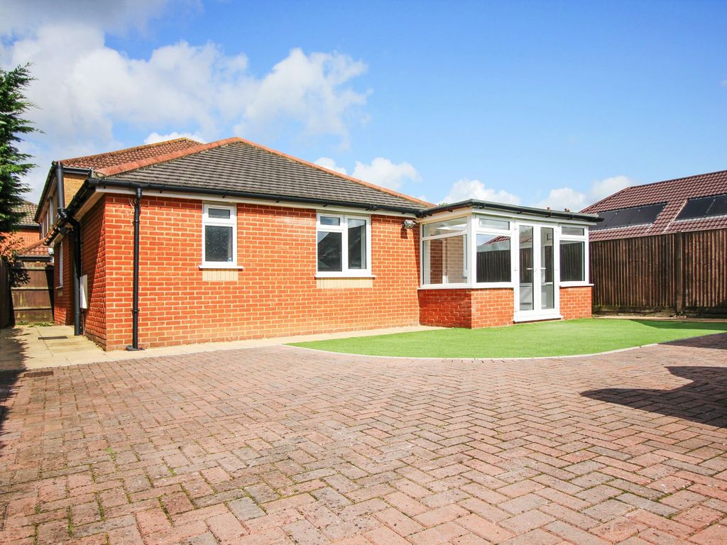 2 bed detached bungalow for sale in Kathleen Road, Sholing SO19, £
