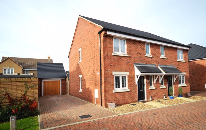 3 bed semidetached house for sale in Botany Mews, Weston Turville