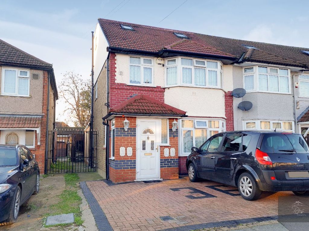 4 bed end terrace house for sale in Berkeley Avenue, Cranford TW4 Zoopla