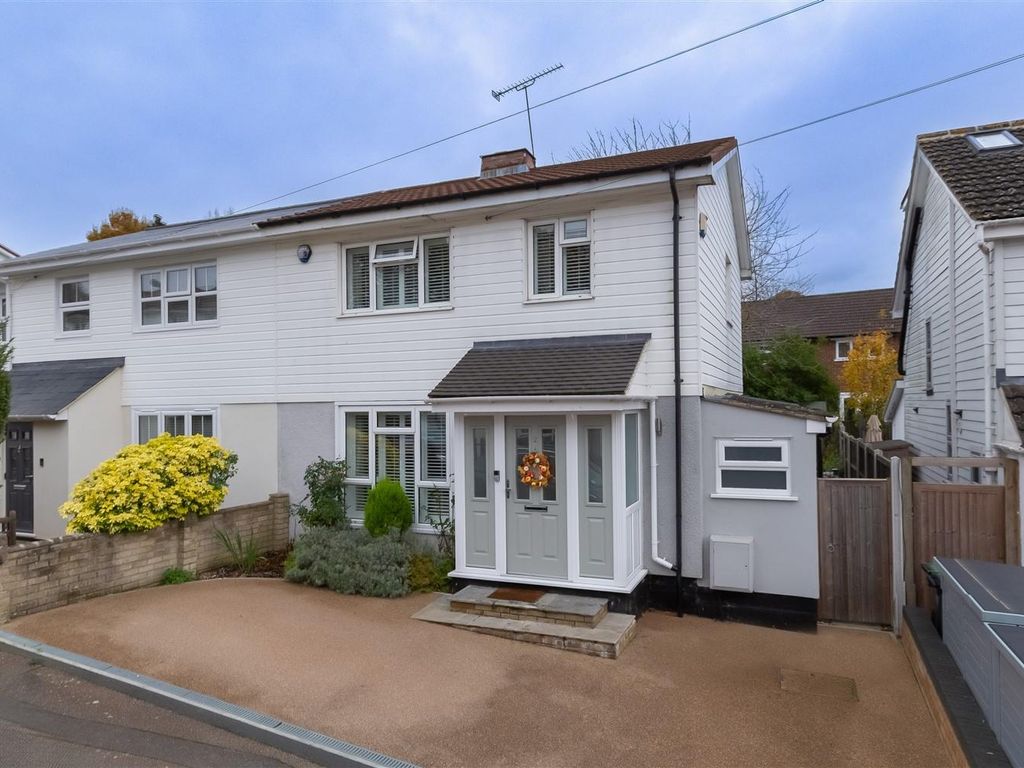3 bed semidetached house for sale in Western Avenue, Epping CM16, £