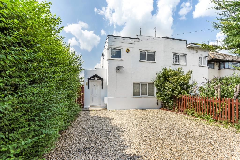 3 bed semidetached house to rent in Stonehaven Road, Aylesbury HP19