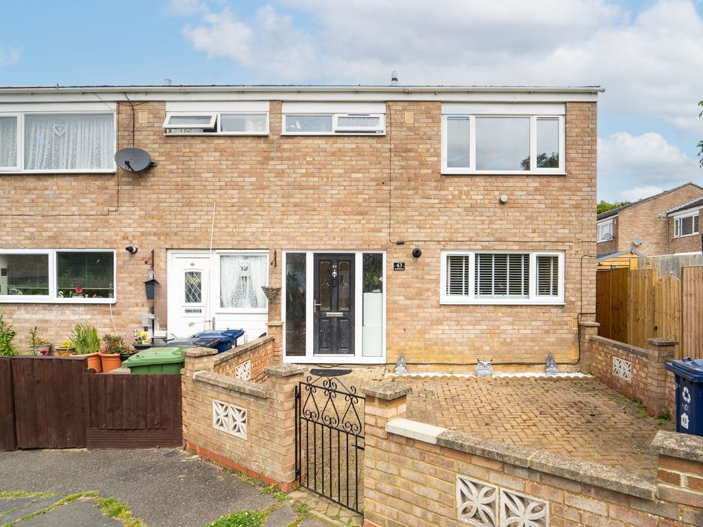 3 bed end terrace house for sale in Norfolk Road, Huntingdon