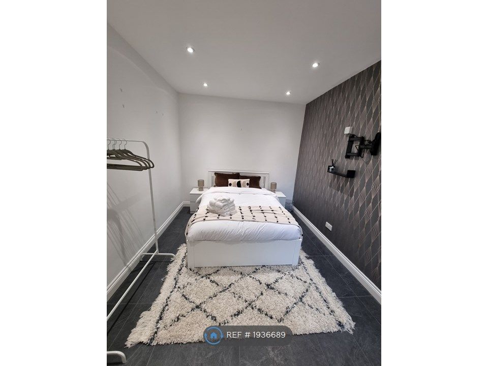 Room to rent in Wilmslow Road, Manchester M20, £900 pcm Zoopla