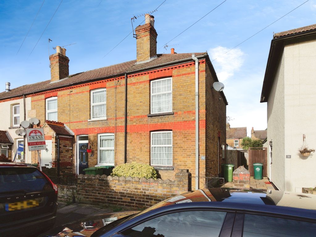 3 bed semidetached house for sale in Farnell Road, Staines TW18, £