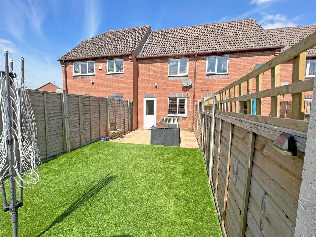 2 bed terraced house for sale in Hasfield Close, Quedgeley, Gloucester