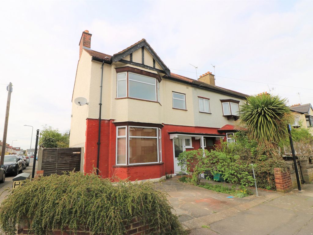 3 bed end terrace house to rent in Cranley Drive, Ilford, Essex IG2