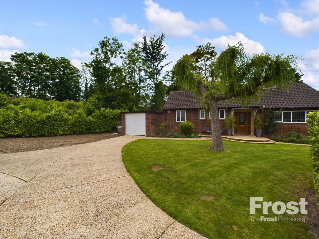 3 bed bungalow for sale in Riverside Drive, StainesUponThames, Surrey