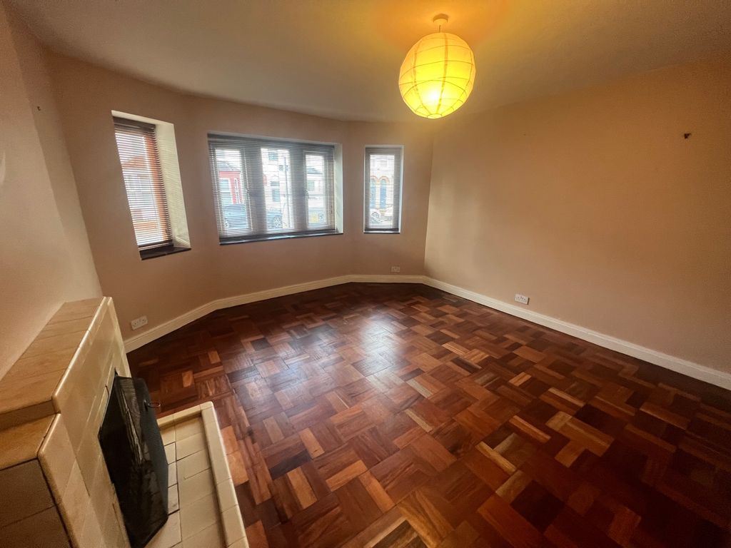 2 bed flat to rent in Street, Cardiff CF11, £1,200 pcm Zoopla