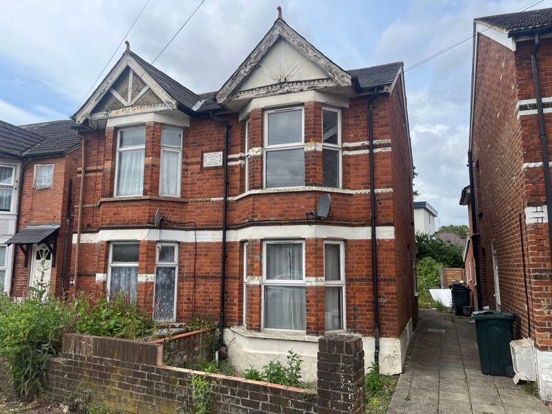 3 bed semidetached house for sale in Desborough Park Road, High