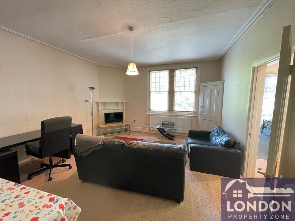 1 bed flat to rent in Blenheim Road, Chiswick, London W4, £1,500 pcm