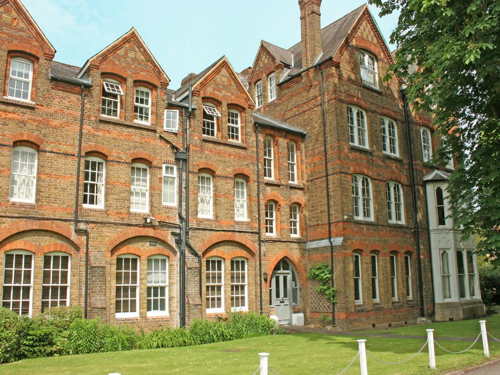 2 bed flat to rent in Camperdown House EPC E, Alma Road, Windsor SL4